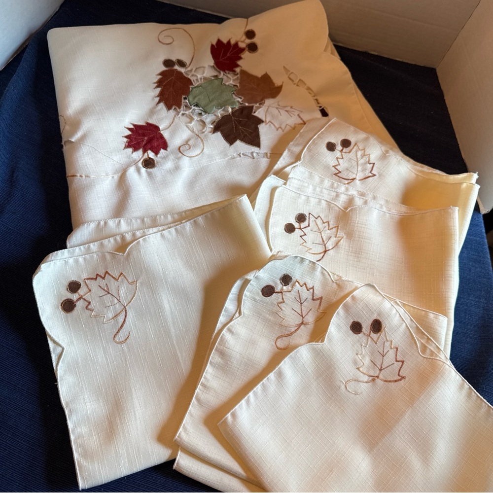 Elegant Cream Table Linens